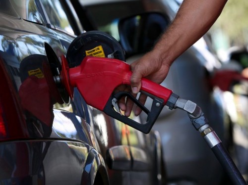 Petrobras reduz preço da gasolina em 4,9% a partir de terça-feira
