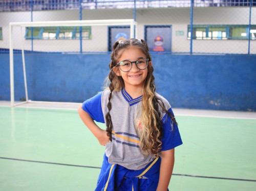 Fabriciano entrega óculos para alunos da rede municipal