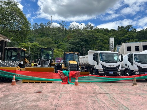 Timóteo recebe caminhões do Estado