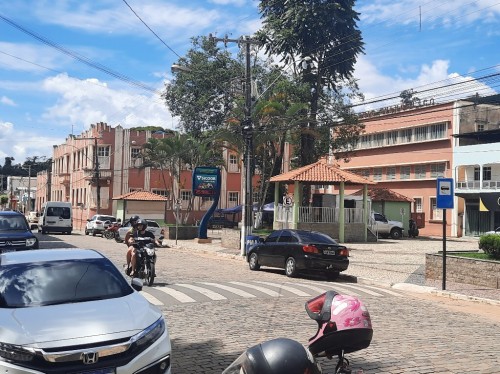 Alto Jequitibá instala posto de recarga para carros elétricos