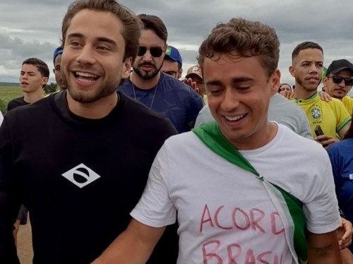 Matheus Braga se encontra com Carlos Bolsonaro durante caminhada rumo a Brasília