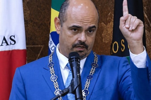 Críticas marcam atuação de Simões