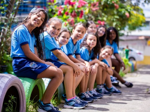 Estudantes de Belo Oriente recebem uniformes escolares