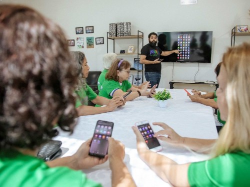 Projeto de inclusão digital visa idosos em Fabriciano