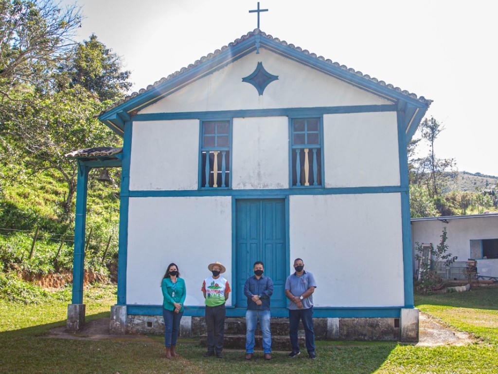 O Secretário da Semdetur, Alexandro Espírito Santo ao lado do morador da localidade, José  Zacarias e integrantes da equipe de turismo Vanessa e Argileu.