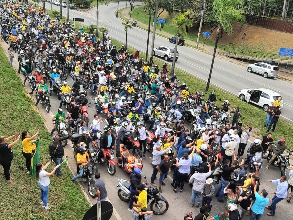 Bolsonaro foi cercado por populares em parada perto da passarela do Iguaçu