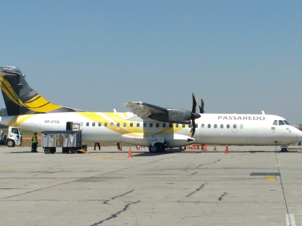 ATR-72 da Passaredo estacionado em Guarulhos