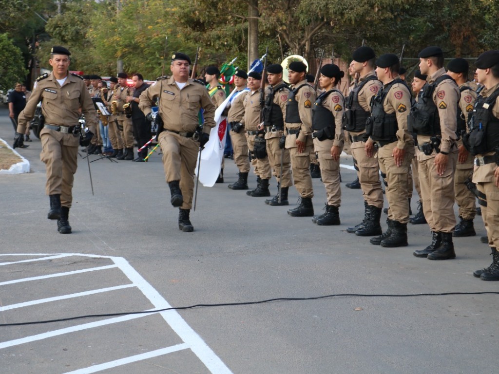 Antes de assumir o 14º, o coronel Ebert passou o comando do 58º BPM para o major Fabrício (direita), na terça-feira