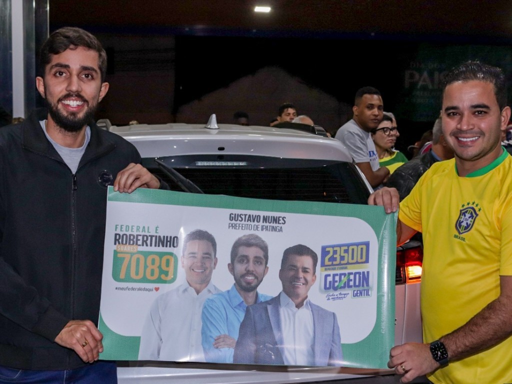 O prefeito de Ipatinga, Gustavo Nunes, foi um dos primeiros apoiadores a adesivar seu carro com os nomens do candidatos a deputado federal Robertinho Soares e estadual, Gedeon da Mata.