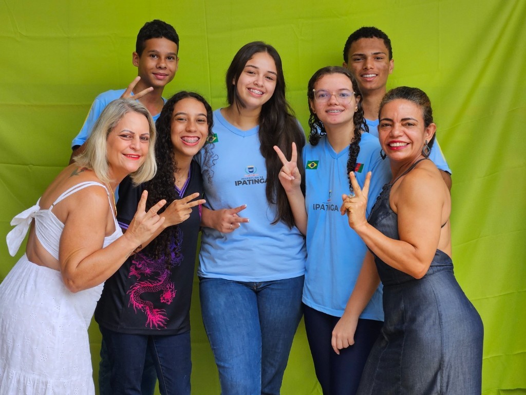 Professores da rede e alguns dos alunos aprovados nos processos seletivos