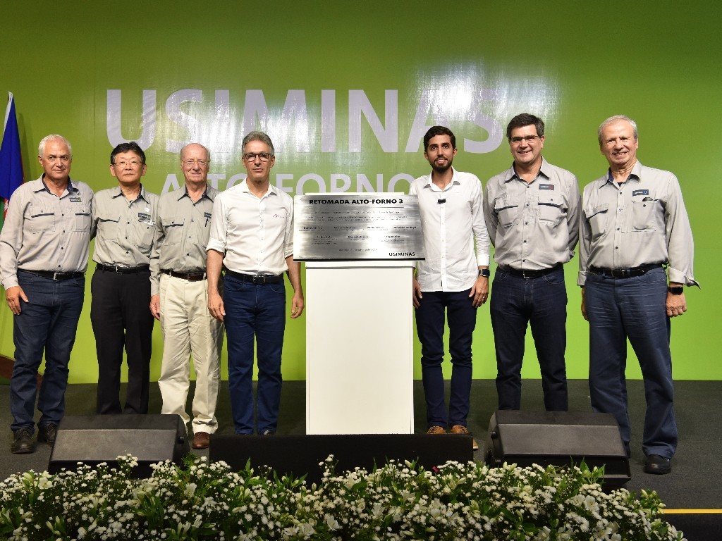 E-D: Marcelo Chara, presidente da Usiminas; Ichiro Sato, diretor executivo global de desenvolvimento de negócios da Nippon Steel; Paolo Rocca, presidente do Grupo Techint; Romeu Zema, governador de Minas Gerais; Gustavo Nunes, prefeito de Ipatinga; Máximo Vedoya; presidente da Ternium; Sergio Leite, vice-presidente de Assuntos Estratégicos da Usiminas.
