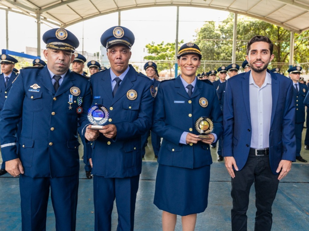 O prefeito Gustavo Nunes e o  comandante da Guarda, Levy Sampaio,  com os alunos Josimar Domingos, 1º Lugar Geral e Gleicimara Lopes, 2ª colocada  no curso de formação dos agentes,