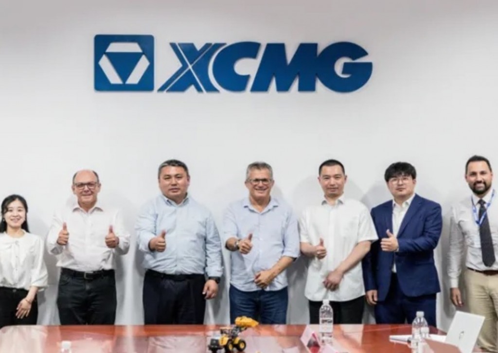 O prefeito Coronel Dimas e o secretário José Carlos Costa realizaram uma reunião com o Presidente da XCMG, Li Hanguang, e o gerente geral da planta Zhao Gang para alinhar a implantação da empresa chinesa Saic Motors em Pouso Alegre