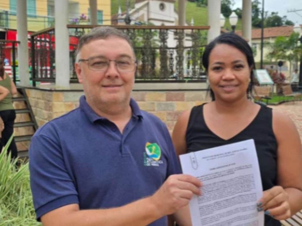 O presidente do CTMAM, Hélio Anício e a chefe do Departamento de Turismo, Ildamara Fragoso, logo após a assinatura do ato de filiação de Goiabal ao CTMAM