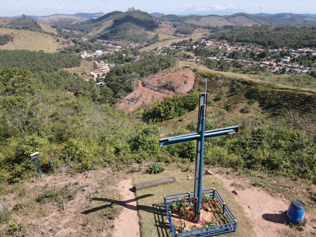 Do alto do Cruzeiro, uma vista inesquecível de Rio Piracicaba ? agora no coração da rota da Cordilheira do Espinhaço. Tradição, fé e paisagens que encantam!