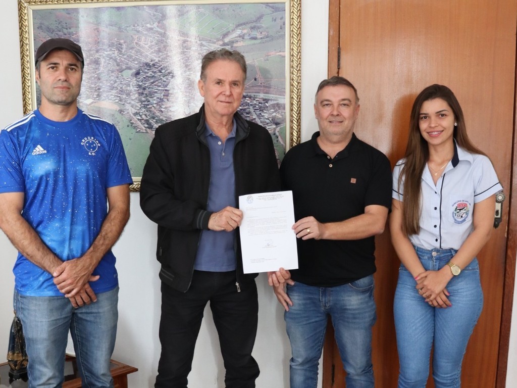O prefeito de Iapu - Pezão, com o presidente do CTMAM Hélio Anício(centro), ladeados pelo secretário de Turismo, Hebert Souza e a diretora do Departamento de Cultura, Elen Talita 
