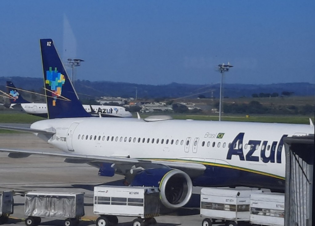 O aeroporto de Confins é, junto com Viracopos, o principal hub da Azul, com voos para todo o pais