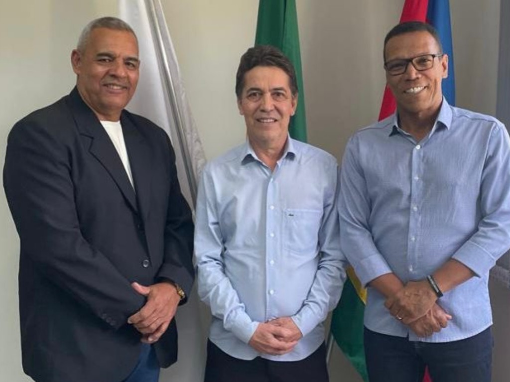 O prefeito de Caratinga (ao centro), com Argileu Alves (e) e Joel Souto