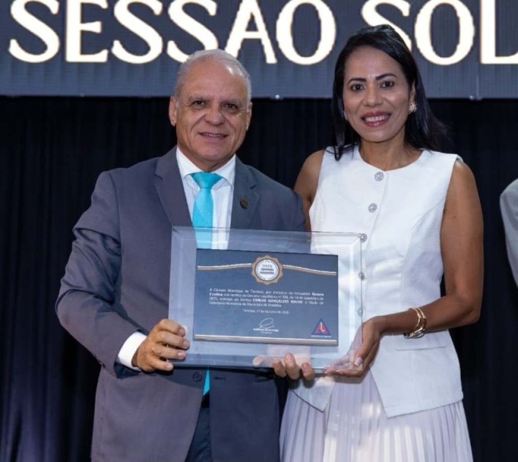 O homenageado, Carlos Souto e a vereadora Renara Cristina